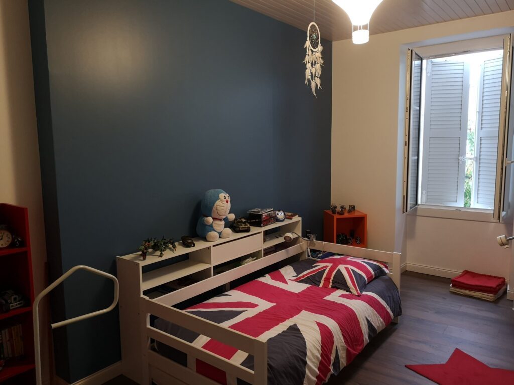 amenagement-chambre-peinture-bleu-placard-carletdeco3