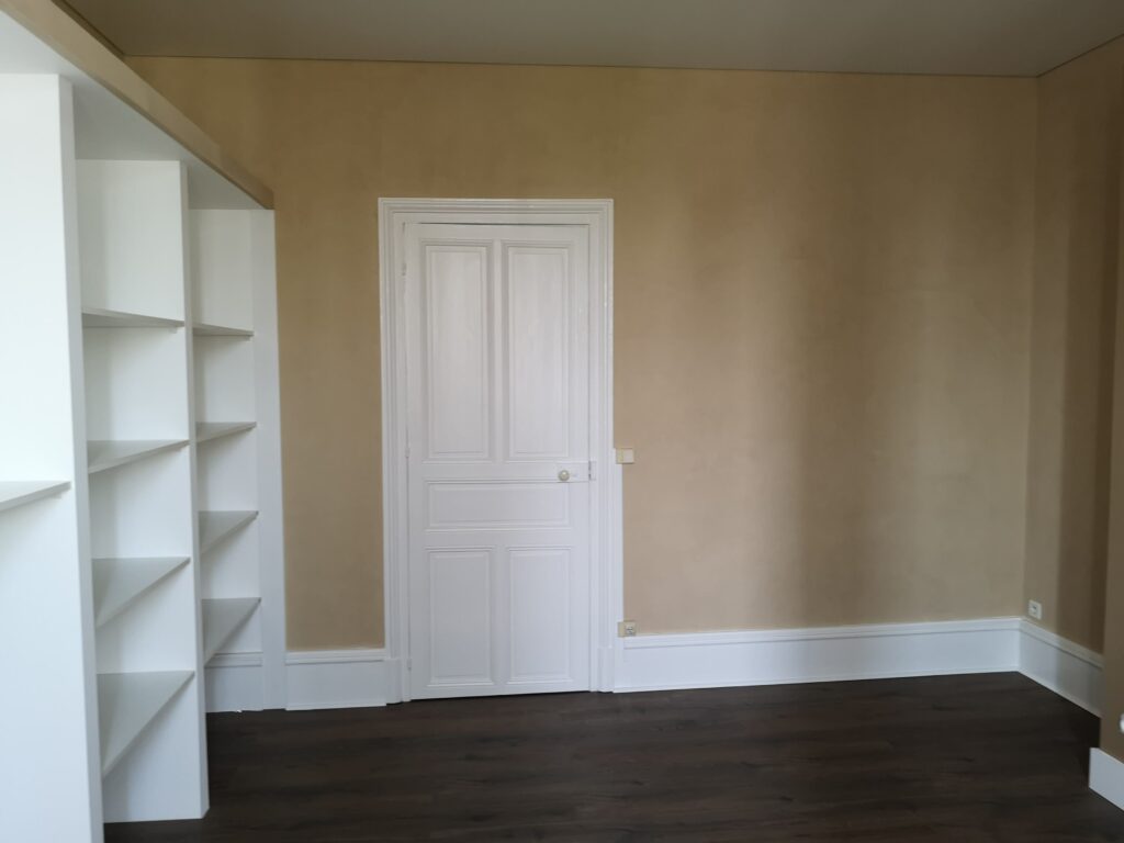 amenagement-placard-etageres-peinture-taupe-parquet